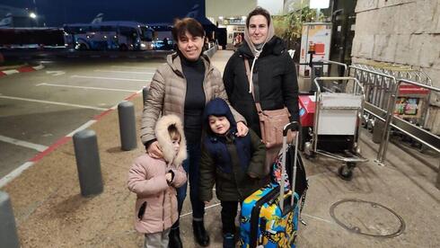 Miroslava Katruk (derecha) y sus hijos en el aeropuerto Ben Gurion.