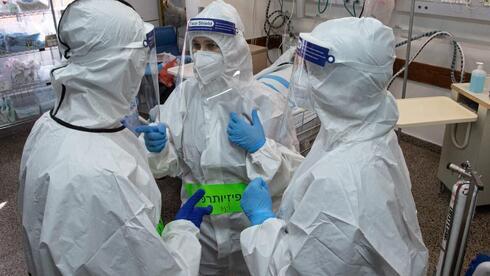 Personal médico en una sala de coronavirus del Hospital Rambam de Haifa en febrero.