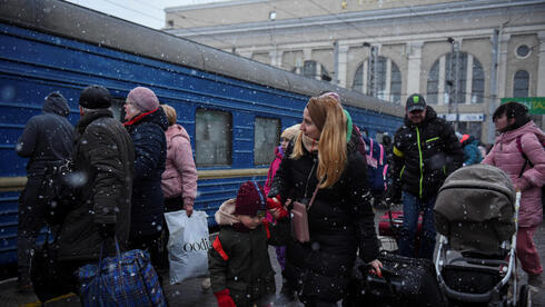 Residentes de Odesa escapan de la ciudad en tren por temor a la invasión rusa. 