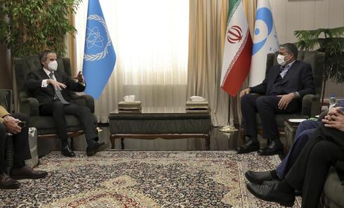 El director general de la Organización Internacional de Energía Atómica, Rafael Mariano Grossi, habla con el Jefe de la Organización de Energía Atómica de Irán, Mohammad Eslami, durante su reunión en Teherán, el 5 de marzo de 2022. 