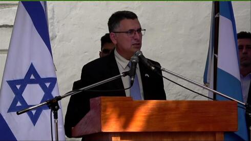 Gideon Saar se dirige a los presentes en el acto recordatorio de los 30 años del atentado contra la embajada de Israel en Buenos Aires. 