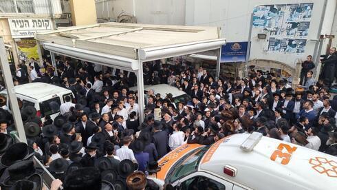 Ultraortodoxos se reúnen frente a la casa del rabino Kanievsky mientras estaba en su lecho de muerte el viernes. 