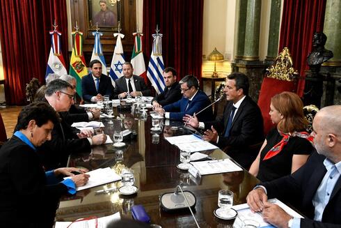 Momento de la reunión entre Gideon Saar y los diputados argentinos encabezados por el presidente de la Cámara, Sergio Massa. 