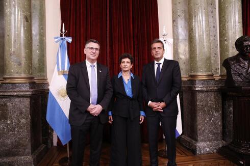 Gideon Saar, ministro de Justicia de Israel; Galit Ronen, embajadora de Israel en Buenos Aires, y Sergio Massa, presidente de la Cámara de Diputados de la Nación Argentina. 