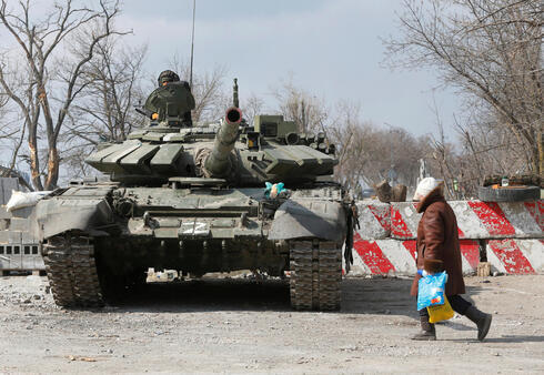 Un tanque ruso en la ciudad de Mariupol, Ucrania. 