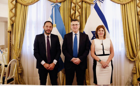 El viceprimer ministro israelí, Gideon Saar, con los líderes de la oposición Patricia Bullrich y Maximiliano Ferraro. (Embajada de Israel en Argentina) El viceprimer ministro israelí, Gideon Saar, con los líderes de la oposición Patricia Bullrich y Maximiliano Ferraro.