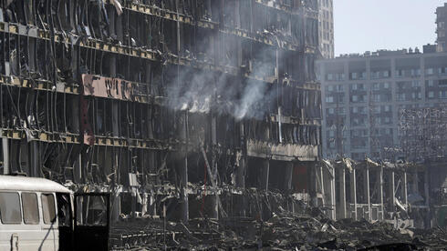 Un centro comercial de Kiev destruido por un bombardeo ruso.