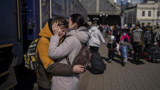 Una madre abraza a su hijo que escapó de la ciudad sitiada de Mariupol y llegó a la estación de tren de Lviv, en el oeste de Ucrania. 