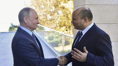 El primer ministro israelí, Naftalí Bennett, y el presidente ruso, Vladimir Putin, durante una reunión en Rusia en octubre. (AP) El primer ministro israelí, Naftalí Bennett, y el presidente ruso, Vladimir Putin, durante una reunión en Rusia en octubre.