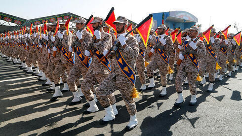 Miembros del Cuerpo de la Guardia Revolucionaria Islámica de Irán marchando por Teherán. 