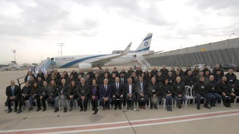La delegación médica israelí antes de partir a Ucrania.
