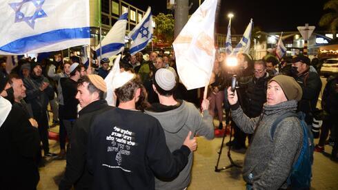 Activistas de derecha se manifiestan en Be'er Sheva durante la visita del comisionado de policía Kobi Shabtai. 