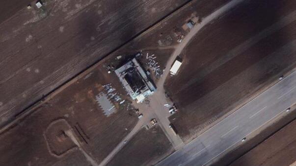 Imagen de satélite del 18 de febrero de 2022 donde se ven los daños a una fabrica iraní de drones. 