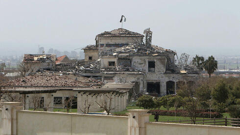 Vista de un edificio dañado tras los ataques con misiles en Erbil, Irak.