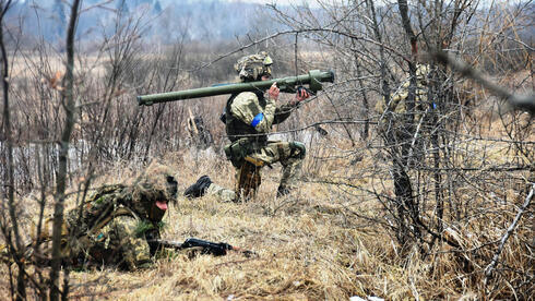 Soldados ucranianos apostados en las afueras de Kiev. 