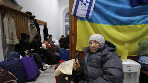 Refugiados judíos ucranianos en una sinagoga de Moldavia.