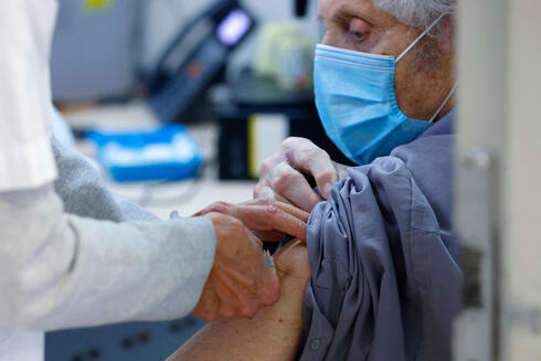 Un anciano recibe una vacuna contra el coronavirus en Tel Aviv. 