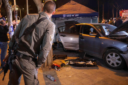 Efectivos de la Policía de Israel trabajan en el lugar del atentado. 