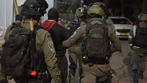 Las fuerzas de seguridad arrestan a un sospechoso en el norte de Israel. 