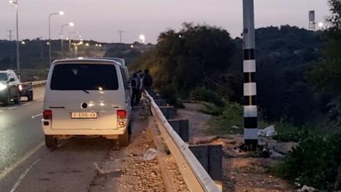 Vehículos llegan para recoger a trabajadores palestinos cerca de la valla fronteriza. 