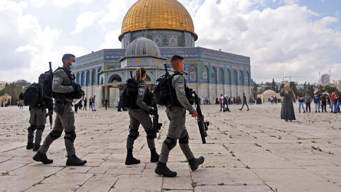 La policía patrulla el complejo de la mezquita en Jerusalem. 