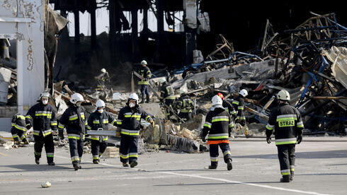 Un depósito de alimentos destruido por un bombardeo ruso cerca de Kiev el martes. (Reuters) Un depósito de alimentos destruido por un bombardeo ruso cerca de Kiev el martes.