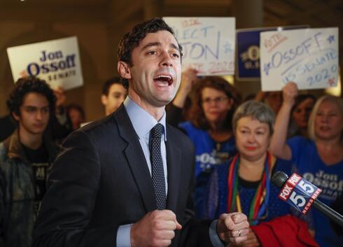 Jon Ossoff se dirige a los medios de comunicación y a sus simpatizantes tras clasificarse para la carrera al Senado contra el senador republicano David Perdue en Atlanta.