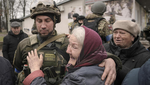 Una mujer abraza a un soldado ucraniano tras la retirada rusa de las afueras de Kiev. 