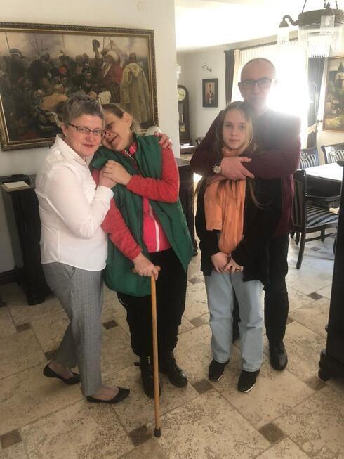 Elena y Ksenia con la delegación médica israelí. (Portavoz del Centro Médico Hadassah) Elena y Ksenia con la delegación médica israelí.