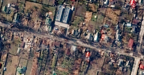 Imagen satelital publicada por Maxar Technologies el 4 de abril de 2022 que muestra casas y vehículos destruidos en Bucha. 