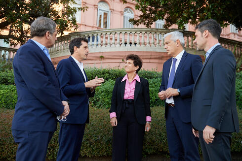 Los ministros De Pedro y Domínguez conversan en Casa Rosada con la embajadora israelí en Buenos Aires, Galit Ronen, una de las impulsoras del viaje que hará una nutrida delegación de políticos. (Ministerio del Interior) Los ministros De Pedro y Domínguez conversan en Casa Rosada con la embajadora israelí en Buenos Aires, Galit Ronen, una de las impulsoras del viaje que hará una nutrida delegación de políticos.
