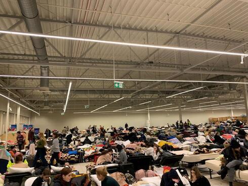 Sucursal de Tesco convertida en centro de refugiados, Polonia.