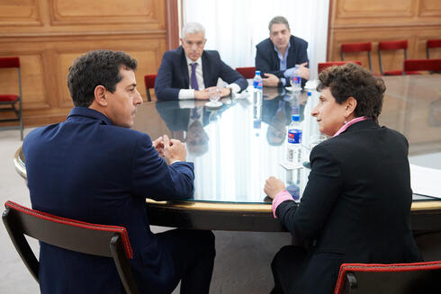 El ministro del Interior, Eduardo de Pedro, conversa con la embajadora israelí en Argentina, Galit Ronen. Detrás escuchan, el ministro de Agricultura, Julián Domínguez, y el subsecretario de Coordinación Política de esa cartera, Ariel Martínez.