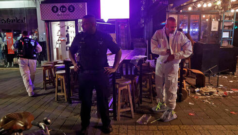 La policía y los trabajadores de rescate en la escena de un ataque terrorista en la calle Dizengoff, en el centro de Tel Aviv. 