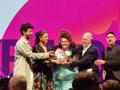 Miembros del reparto de 'The Lesson' celebran al recibir el premio a la mejor serie durante la noche de clausura del 5º Festival Internacional de Series de Cannes, en Cannes, Francia, el 6 de abril de 2022. 