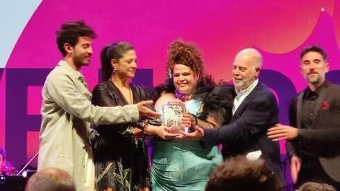 Miembros del reparto de 'The Lesson' celebran al recibir el premio a la mejor serie durante la noche de clausura del 5º Festival Internacional de Series de Cannes, en Cannes, Francia, el 6 de abril de 2022.