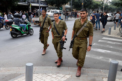 Soldados de las FDI patrullan las calles de Tel Aviv el día después del tiroteo. (AFP) Soldados de las FDI patrullan las calles de Tel Aviv el día después del tiroteo.