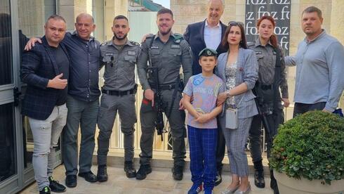 El Sargento 1º Eliyahu Grinkevich, agente de la Policía de Fronteras en Jerusalén (centro), junto al Dr. Mike Evans, fundador del Museo de los Amigos de Sion en Jerusalén, otros agentes de la Policía de Fronteras y refugiados ucranianos, el lunes 4 de abril de 2022.