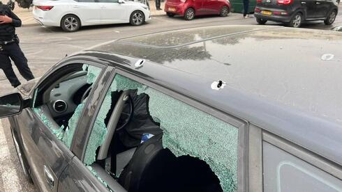 Vehículo impactado por el tiroteo entre las fuerzas de seguridad y el terrorista. (Nadav Abbas) Atentado Tel Aviv Terrorista Jaffa