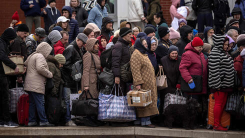 Ucranianos esperando un tren en Donetsk para intentar huir de la guerra.