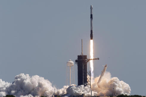 El cohete SpaceX Falcon 9 despega hacia el espacio desde el Centro Espacial Kennedy de la NASA en Cabo Cañaveral, Florida. 