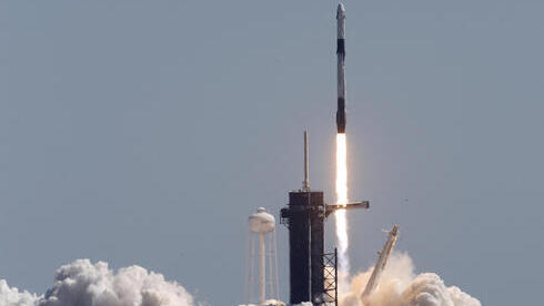El cohete SpaceX Falcon 9 despega hacia el espacio desde el Centro Espacial Kennedy de la NASA en Cabo Cañaveral, Florida.