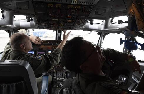 Los pilotos trabajan en la cabina de un avión AWACS en el aeropuerto militar de Melsbroek, Bélgica. 