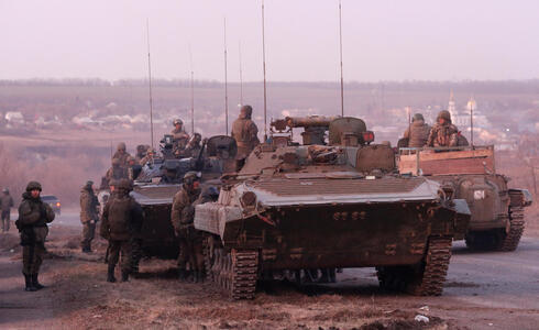 Tanques rusos se movilizan en territorio ucraniano. 