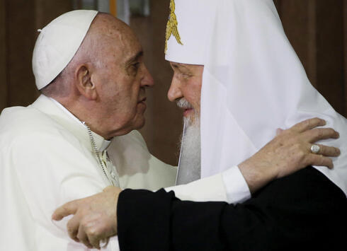 El Papa Francisco se saluda con el patriarca ortodoxo ruso Kirill después de firmar una declaración conjunta sobre unidad religiosa en La Habana, Cuba, en febrero de 2016. 