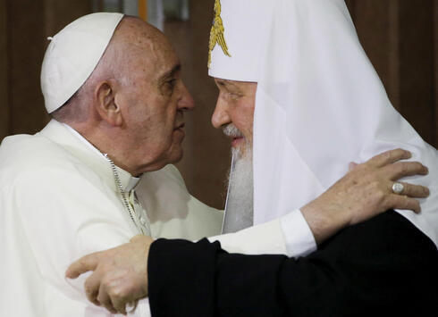 El Papa Francisco se saluda con el patriarca ortodoxo ruso Kirill después de firmar una declaración conjunta sobre unidad religiosa en La Habana, Cuba, en febrero de 2016. (Reuters) El Papa Francisco se saluda con el patriarca ortodoxo ruso Kirill después de firmar una declaración conjunta sobre unidad religiosa en La Habana, Cuba, en febrero de 2016.
