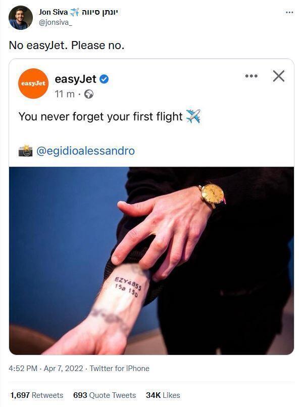 Captura de pantalla de un tatuaje con el número de vuelo.