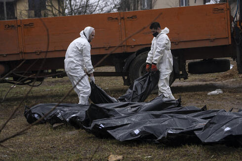 Cuerpos de ucranianos sacados de una fosa común cerca de Kiev para su identificación. (AP) Cuerpos de ucranianos sacados de una fosa común cerca de Kiev para su identificación.