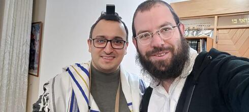 Pereze Ajdrila en Chipre con un rabino local. 