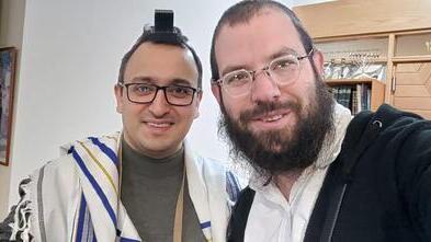 Pereze Ajdrila en Chipre con un rabino local.
